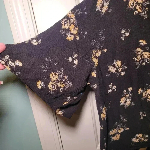 LUQ top with knot tie size large - Picture 3 of 6